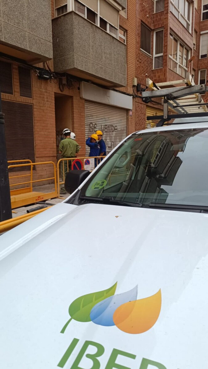 Momento del corte del enganche ilegal al suministro eléctrico en la finca ocupada