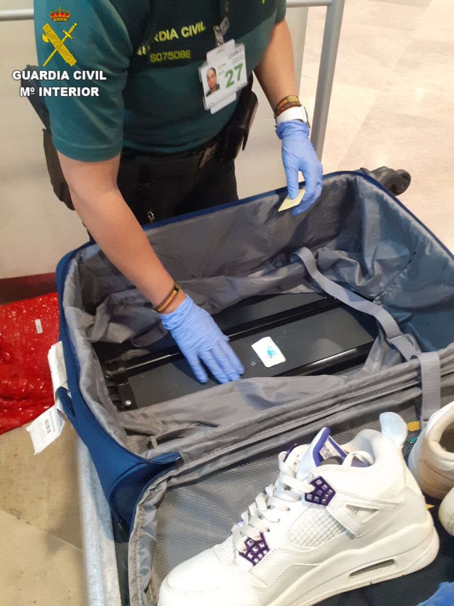 Un agente descubre un doble fondo en la maleta de un pasajero