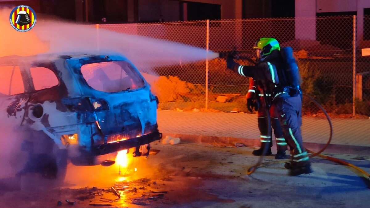 Incendio de un vehículo en un área de servicio de Catarroja