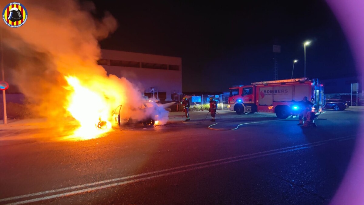 Incendio de un vehículo en un área de servicio de Catarroja