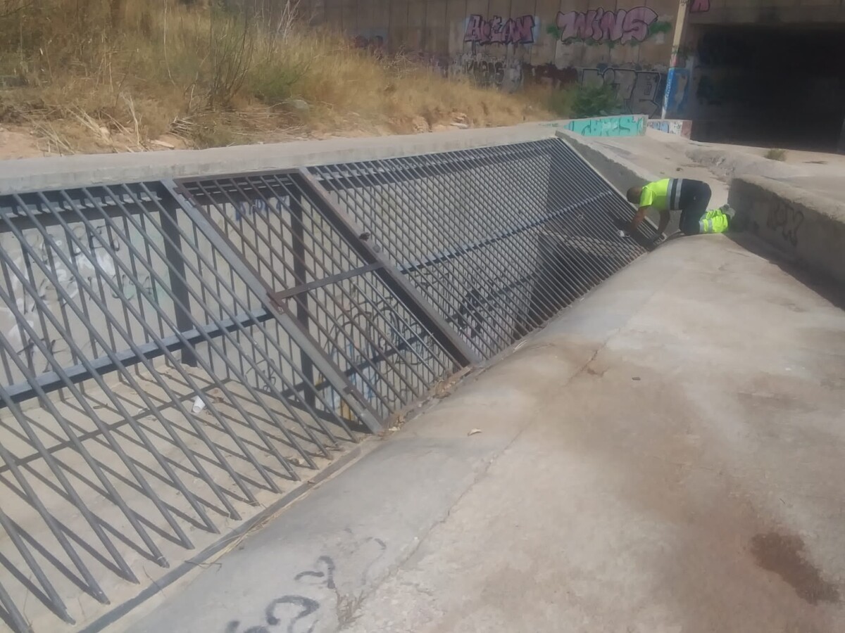 Intensificación de labores de limpieza y acondicionamiento de rejas e imbornales en Paterna