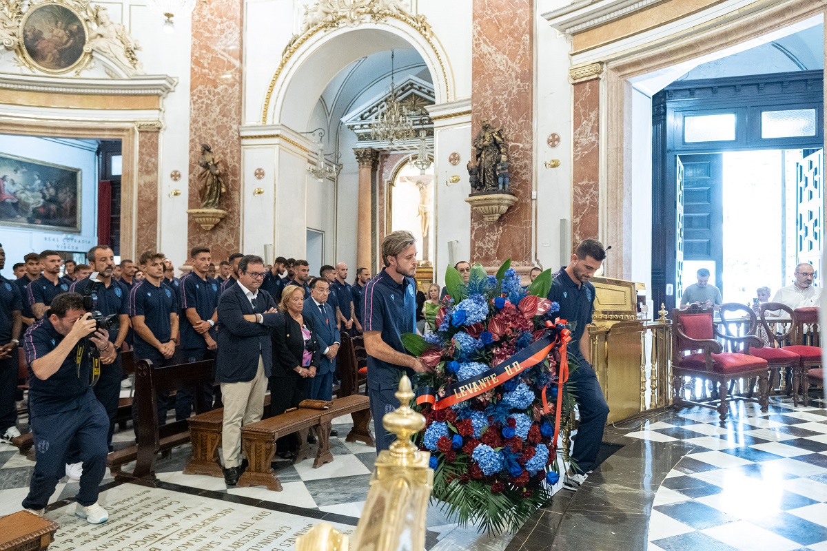 El Levante UD hizo su tradicional ofrenda a la Virgen de los Desamparados