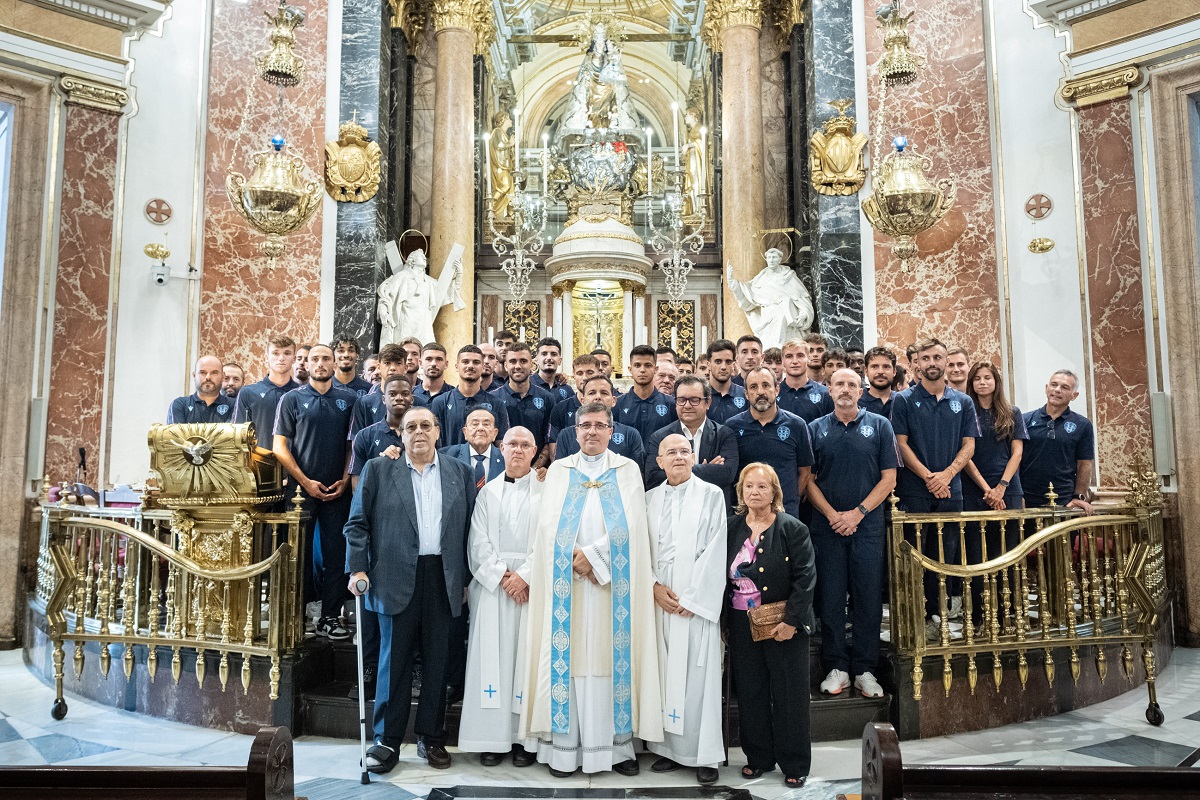 El Levante UD hizo su tradicional ofrenda a la Virgen de los Desamparados