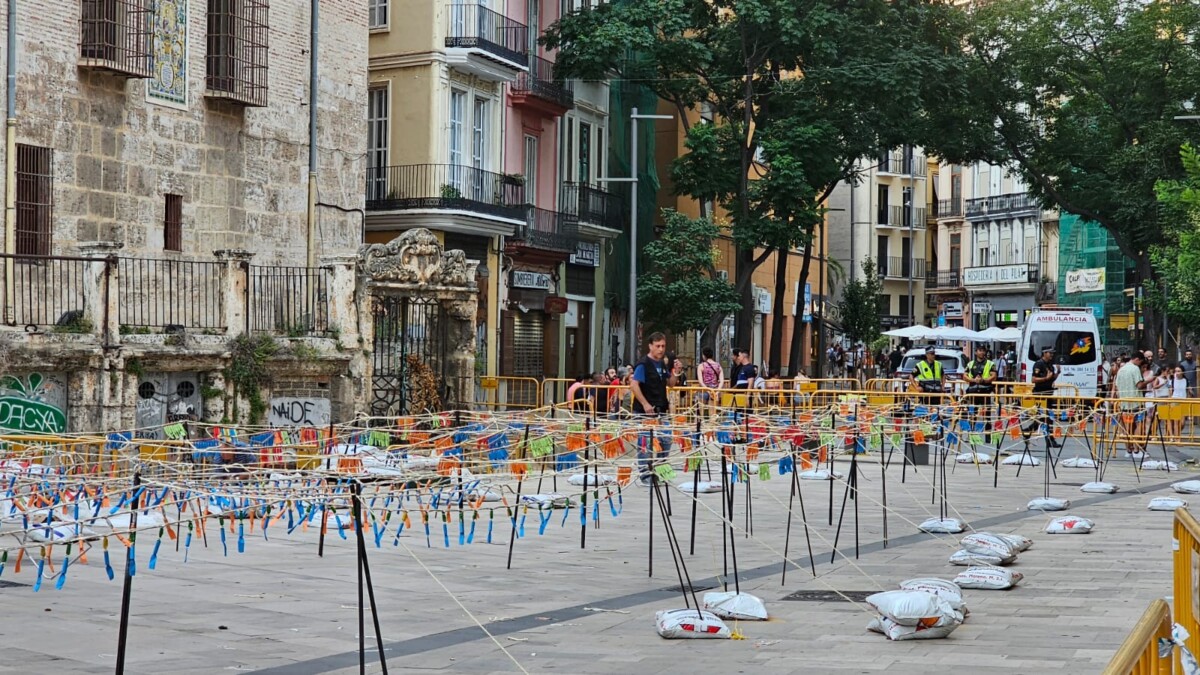 Montaje de la minimascletà en la plaça del Mercat