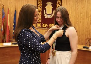 Moncada inisgnia de oro a Enith Salón