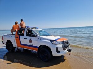 Miembros de Protección Civil a orilla de la playa de la Patacona