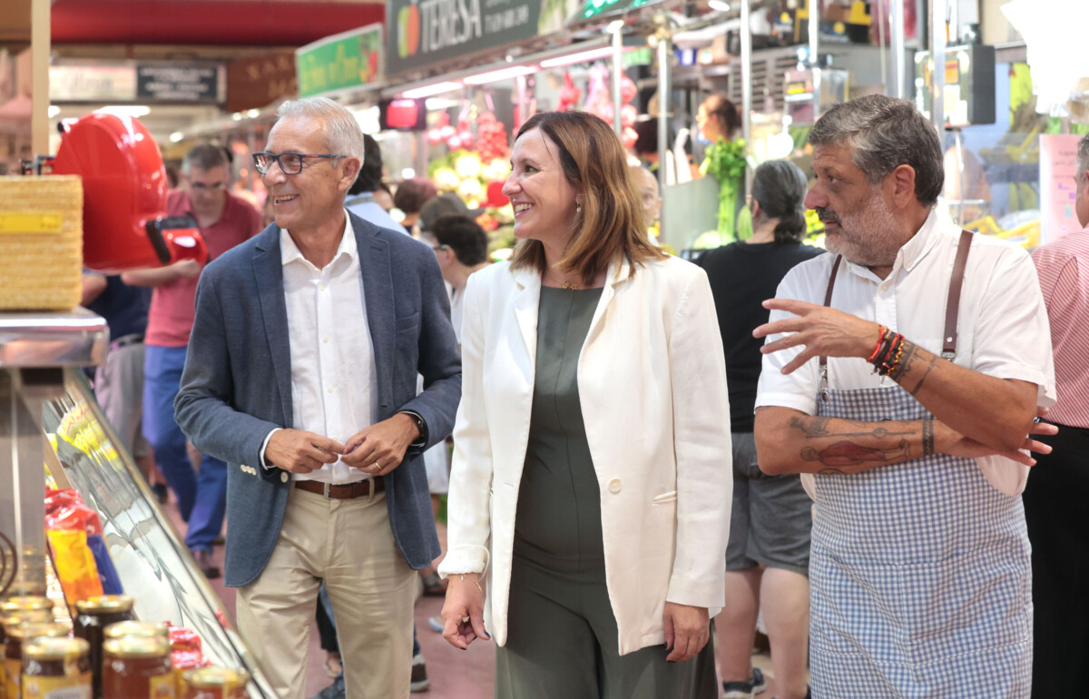 María José Catalá visita el mercado del Cabanyal
