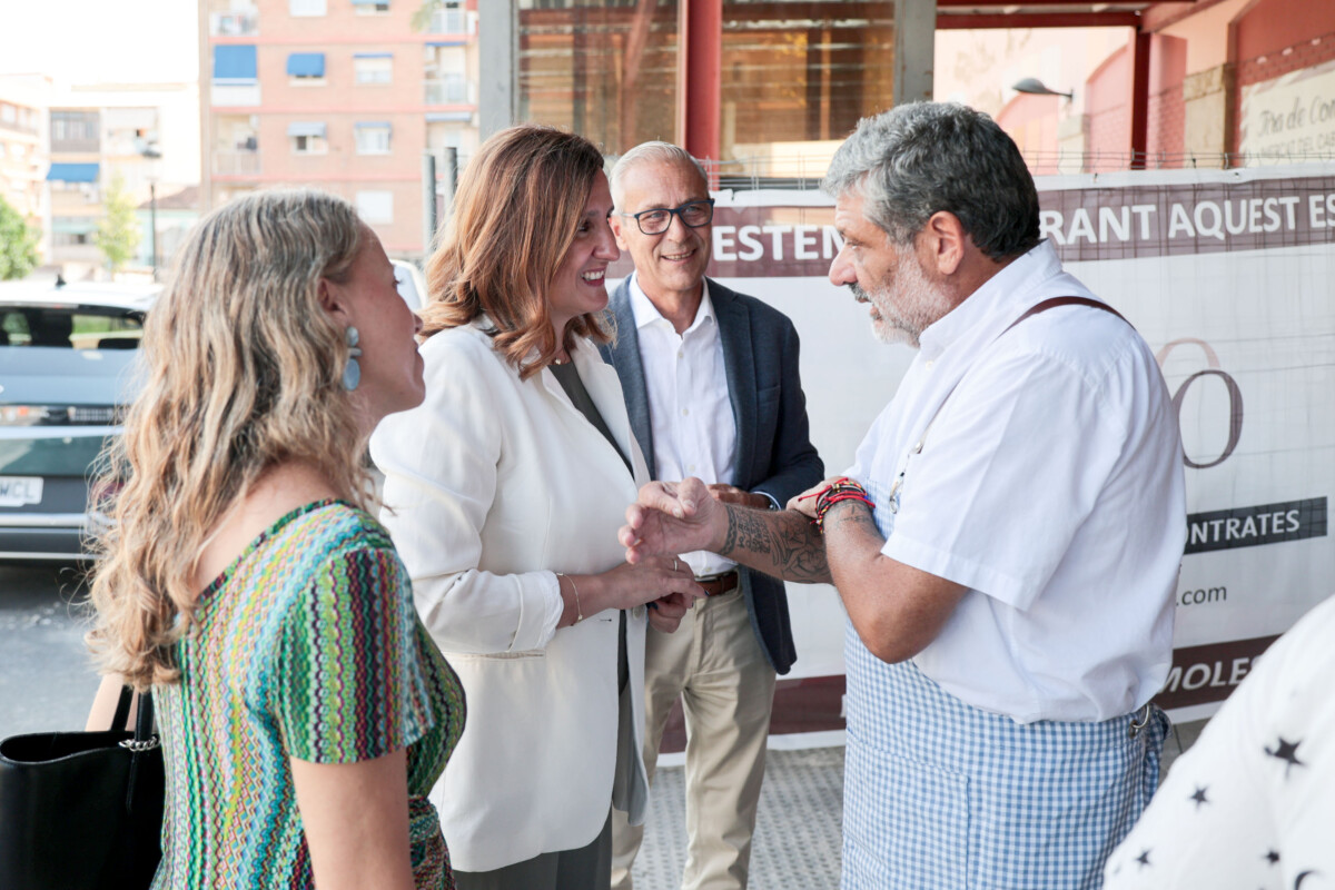 María José Catalá visita el mercado del Cabanyal