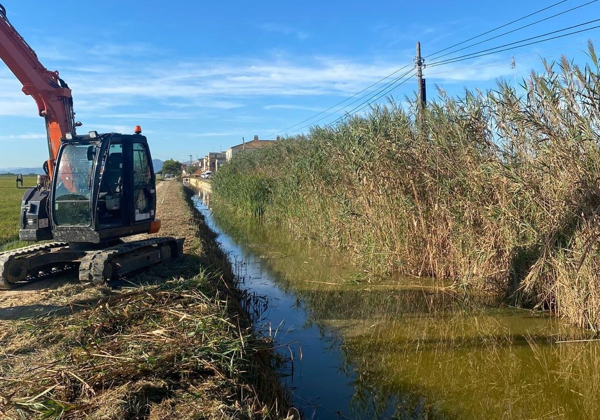 Máquina desbrozando los márgenes de la acequia