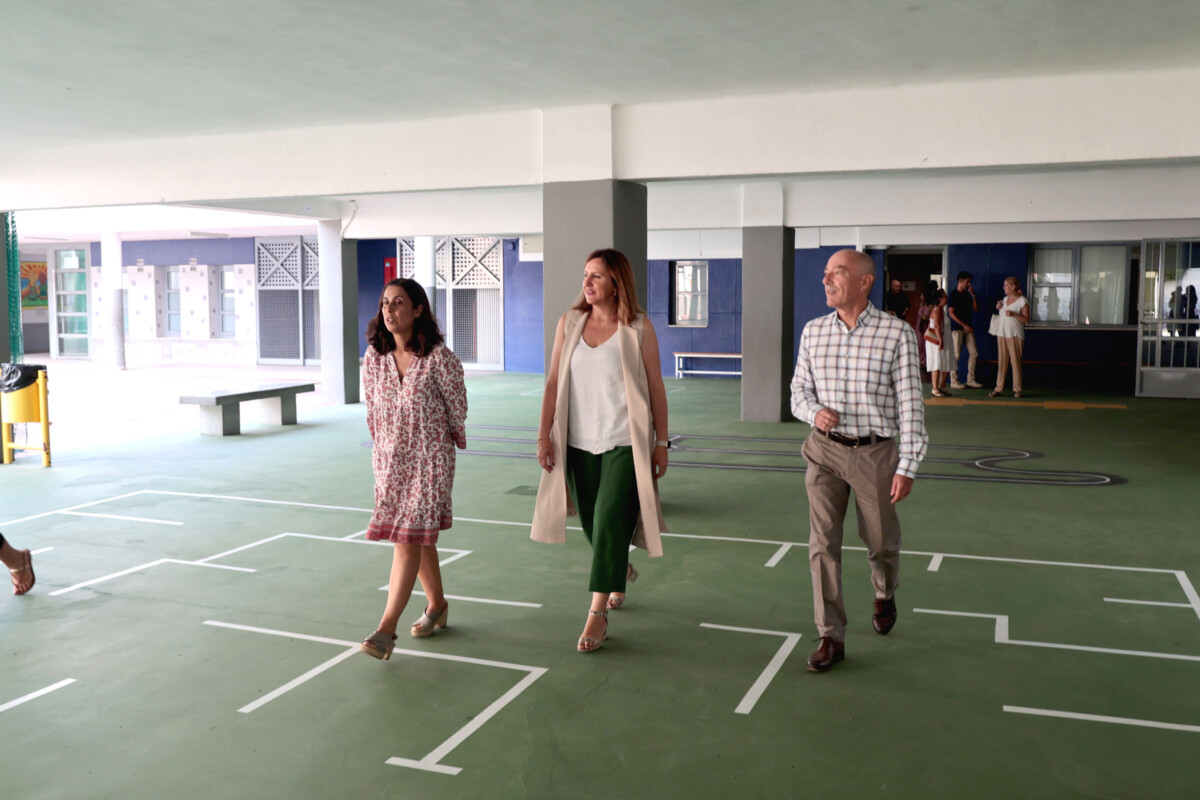 La alcaldesa de Valencia, María José Catalá, visita los trabajos de pacificiación del tráfico en el entorno del colegio San Pedro Pascual.