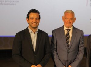 Alcalde de Paterna, Juan Antonio Sagredo y presidente de Apymep, Vicente Peñalver en un encuentro empresarial