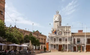Vista del ayuntamiento de Meliana en la plaza principal