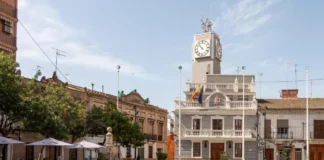 Vista del ayuntamiento de Meliana en la plaza principal