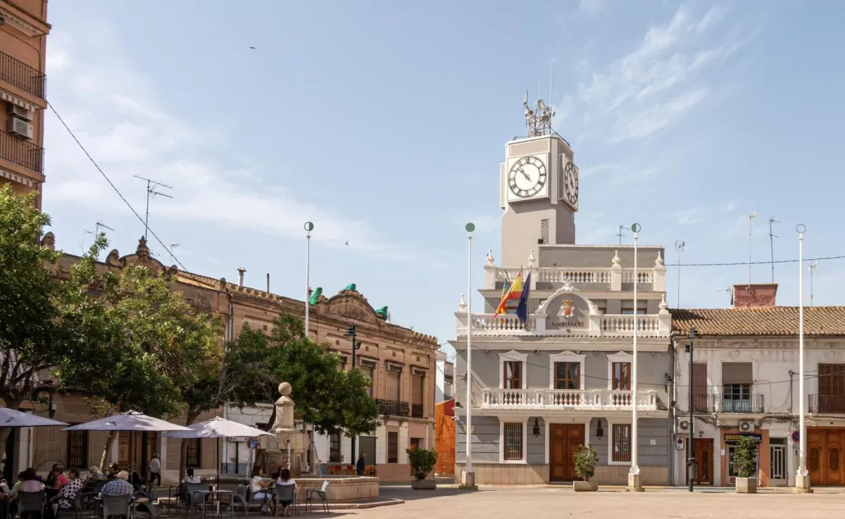 Vista del ayuntamiento de Meliana en la plaza principal