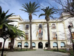 Vista del Ayuntamiento de Moncada con palmeras y banderas
