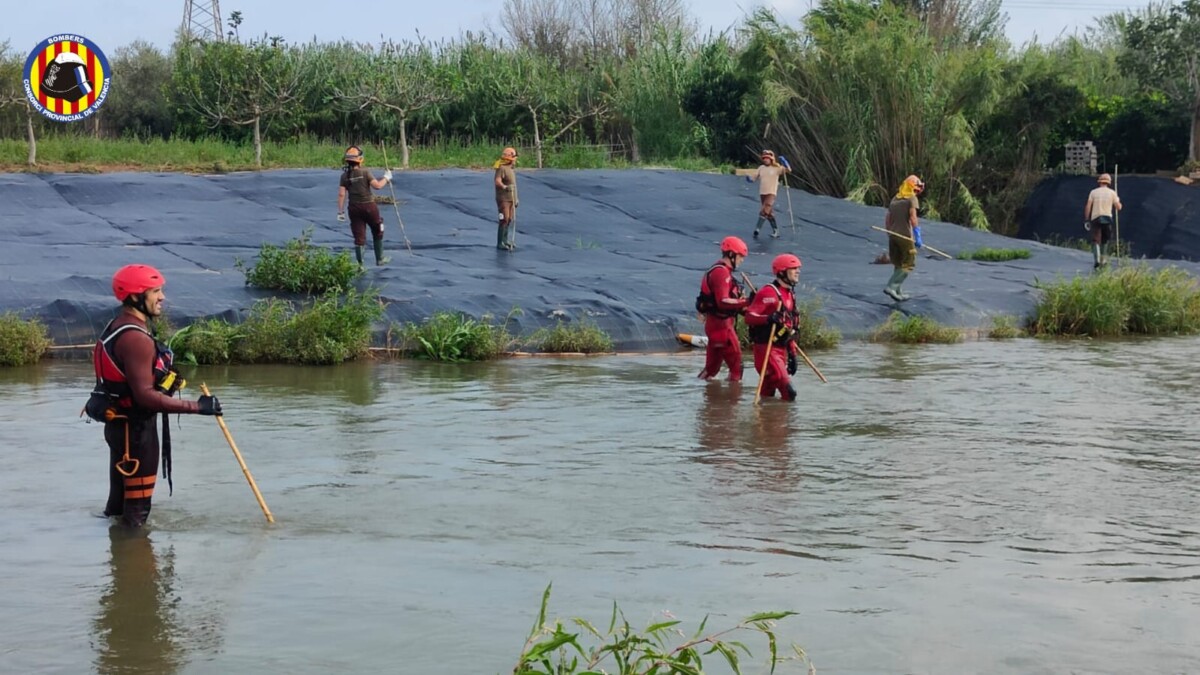 Búsqueda del hombre que fue arrastrado por el agua cuando cruzaba un barranco de Paterna