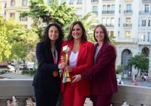 Catalá con las campeonas del mundo de fútbol Ivana Andres y Enith Salón