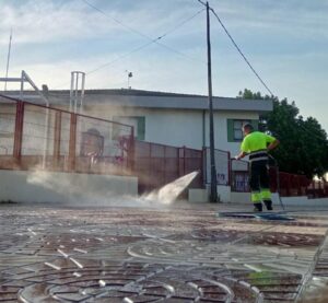Dispositivo especial de limpieza con motivo de la Vuelta al Cole en Paterna