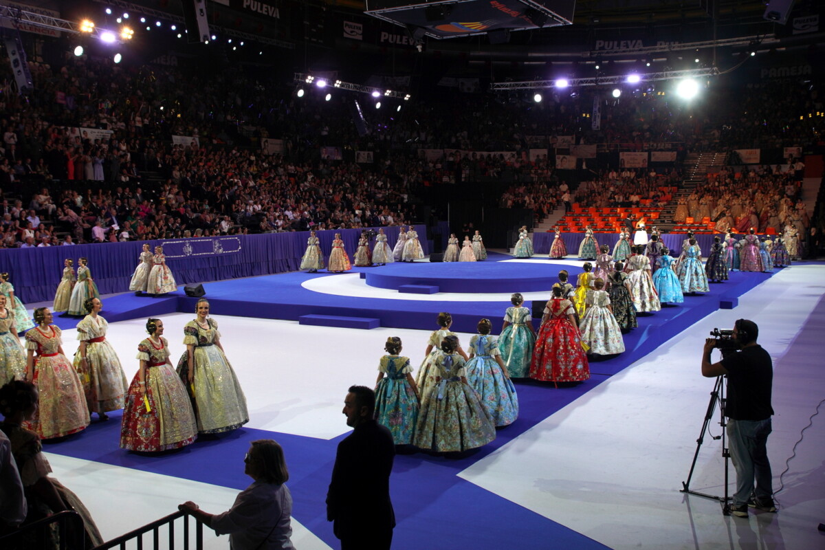 La gala la conducían una magnífica pareja de presentadores formada por el conocido periodista radiofónico Boro Peiró, un clásico en estas lides, y María Albors, fallera de la comisión Plaza de Pilar y componente de la Corte de la Fallera Mayor de Valencia de 2022.