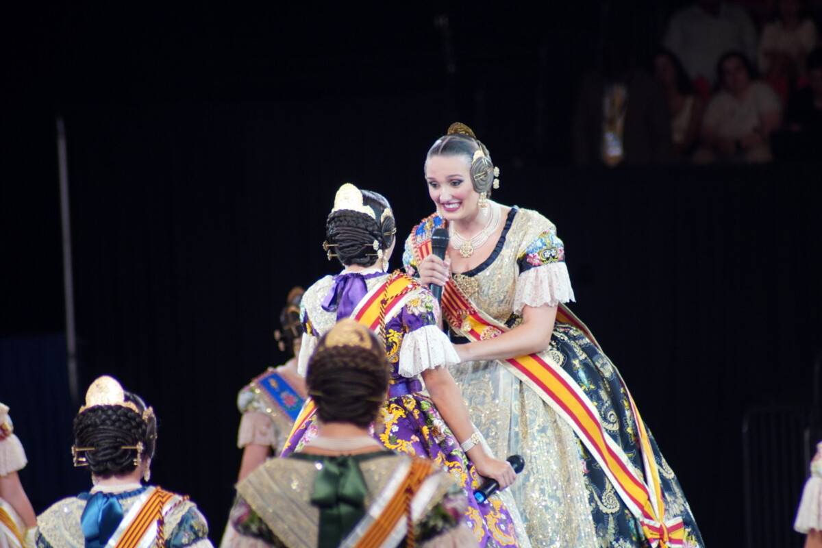 La gala la conducían una magnífica pareja de presentadores formada por el conocido periodista radiofónico Boro Peiró, un clásico en estas lides, y María Albors, fallera de la comisión Plaza de Pilar y componente de la Corte de la Fallera Mayor de Valencia de 2022.