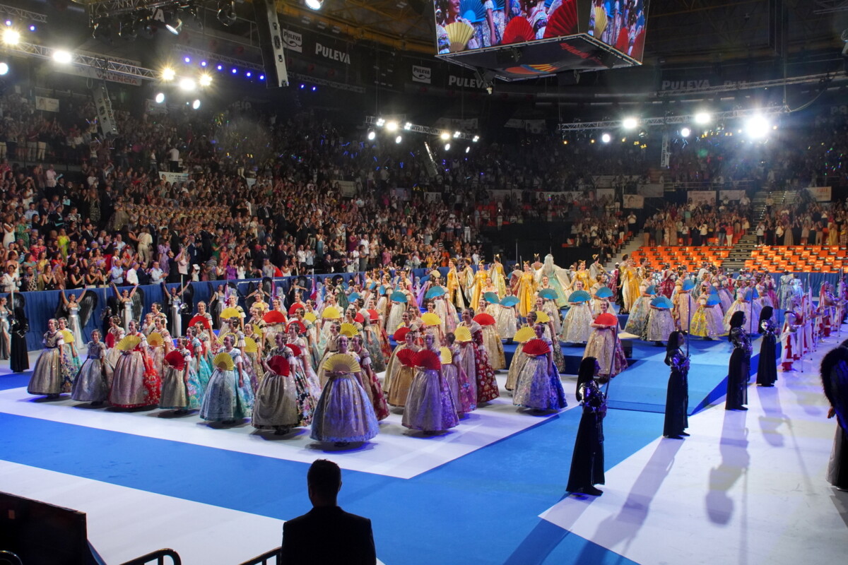 La gala la conducían una magnífica pareja de presentadores formada por el conocido periodista radiofónico Boro Peiró, un clásico en estas lides, y María Albors, fallera de la comisión Plaza de Pilar y componente de la Corte de la Fallera Mayor de Valencia de 2022.