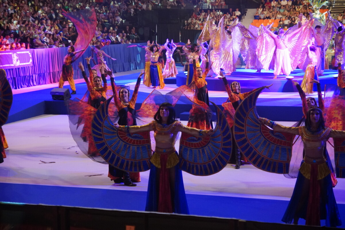 La gala la conducían una magnífica pareja de presentadores formada por el conocido periodista radiofónico Boro Peiró, un clásico en estas lides, y María Albors, fallera de la comisión Plaza de Pilar y componente de la Corte de la Fallera Mayor de Valencia de 2022.