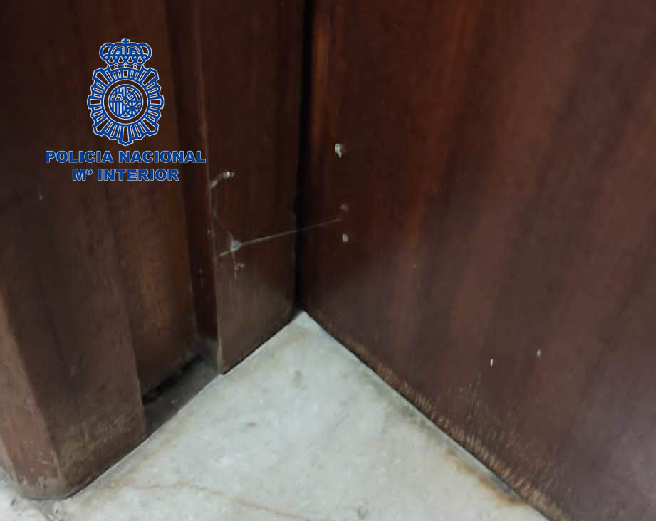 Hilo de pegamento colocado para marcar una vivienda