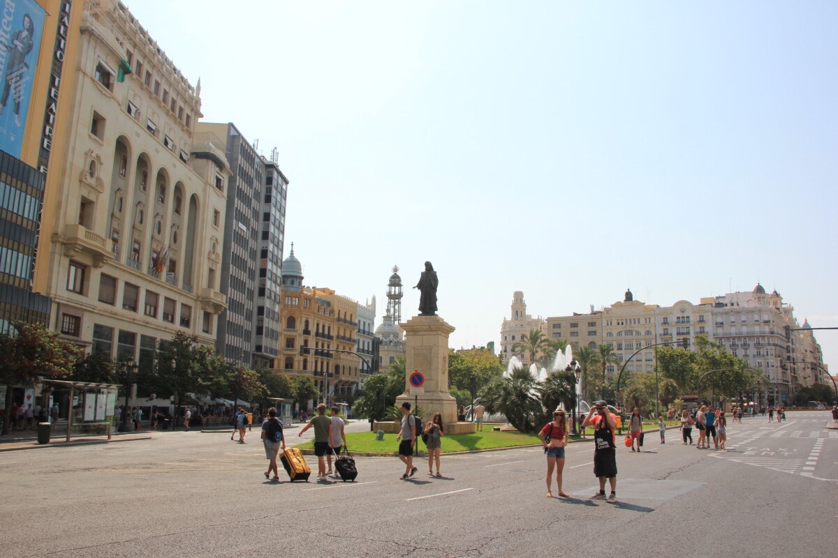 Turistas en la plaza del Ayuntamiento de Valencia