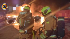 Incendio de cuatro camiones en un aparcamiento de Sedaví