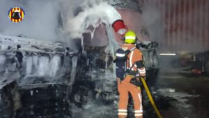 Incendio de cuatro camiones en un aparcamiento de Sedaví