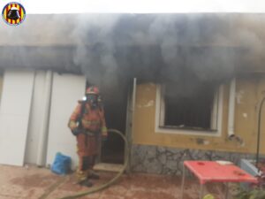Fallece una persona y otra resulta herida por inhalación de humo en un incendio en Torrent