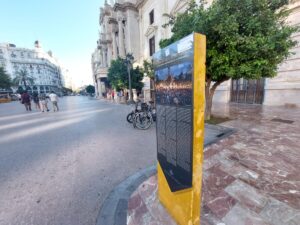 Monolito de homenaje al 15-M en la plaza del Ayuntamiento de Valencia