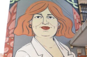 Mural de homenaje a Laura Lechuga en el CEIP Ausiàs March de Alboraya