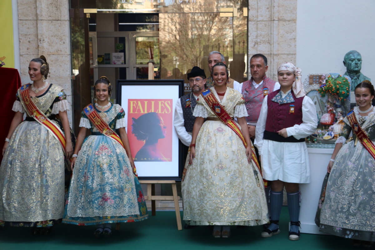 La comitiva ante las puertas del Museo Fallero