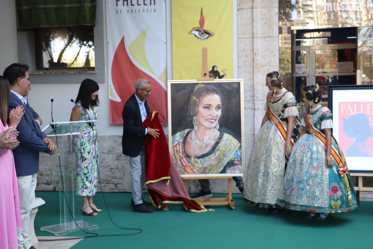 Santiago Ballester descubre el retrato de la Fallera Mayor de Valencia 2023