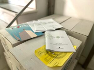 Cajas llenas de folletos del Plan Ficus sin utilizar