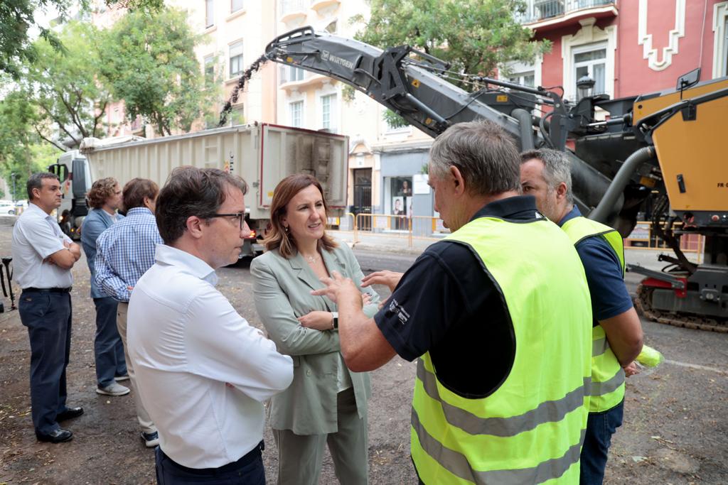 Visita de María José Catalá a las obras de renovación de asfaltado y aceras en Arrancapins