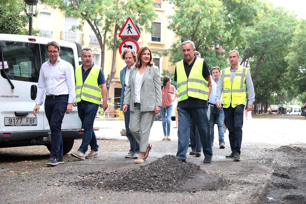Visita de María José Catalá a las obras de renovación de asfaltado y aceras en Arrancapins
