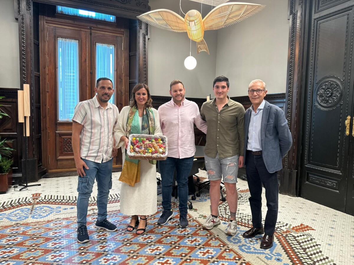 Catalá recibe la mocadorà del Gremi de Sucrers