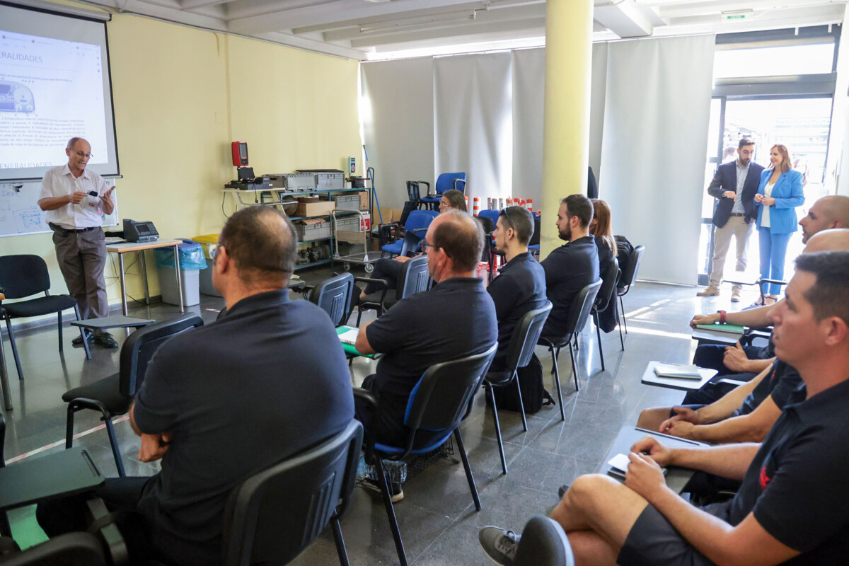 La alcaldesa de València, María José Catalá, visita las cocheras de la EMT en San Isidro con motivo de la incorporación de los nuevos conductores de EMT.