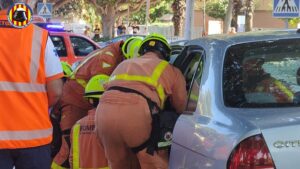 Colisión de un coche contra un árbol en Picanya