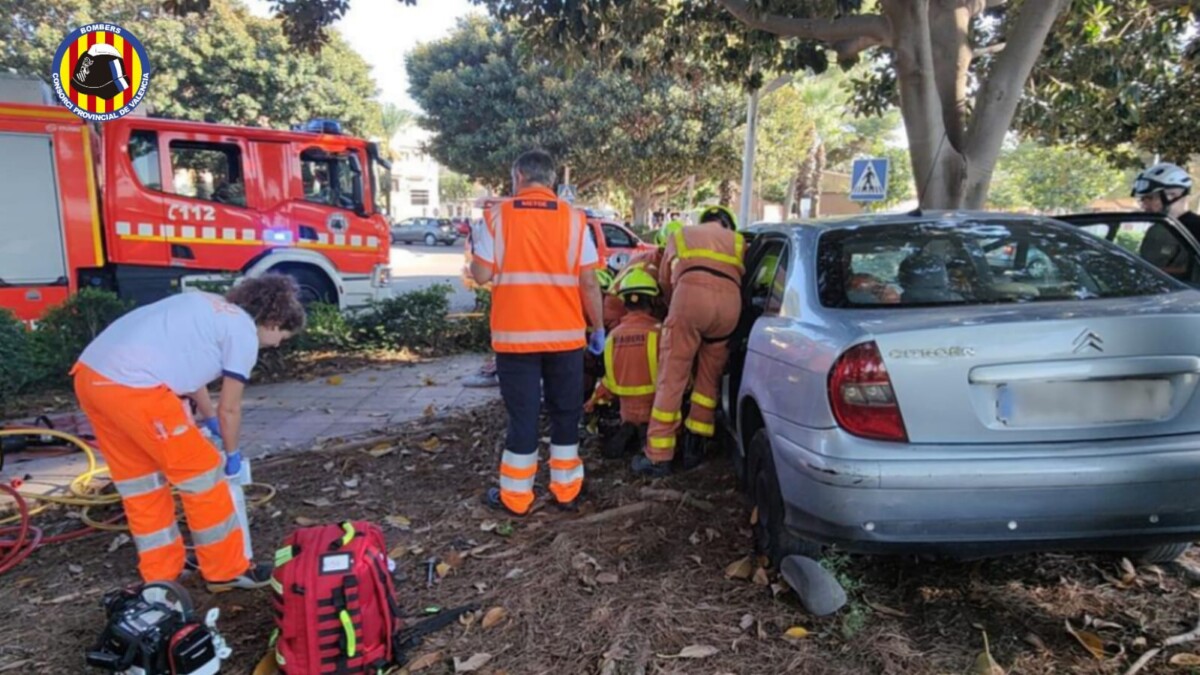 Colisión de un coche contra un árbol en Picanya
