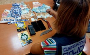 Objetos intervenidos en una operación contra el tráfico de drogas