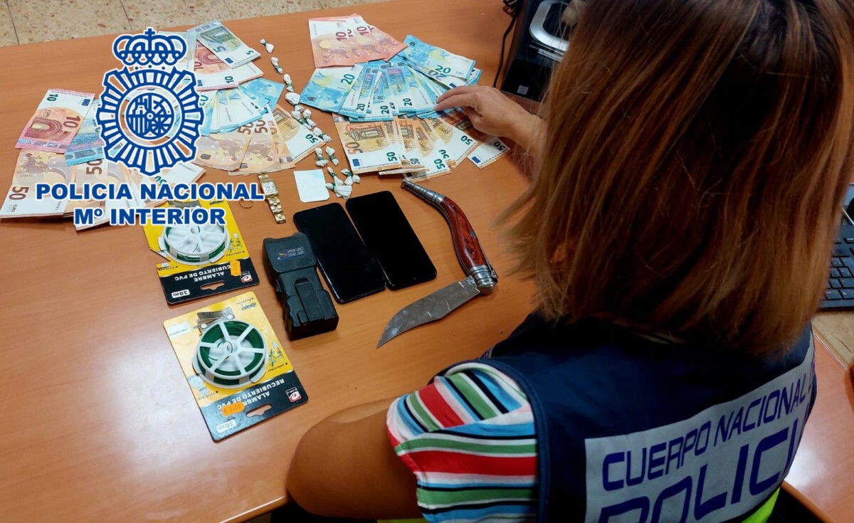 Objetos intervenidos en una operación contra el tráfico de drogas