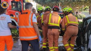 Colisión de un coche contra un árbol en Picanya