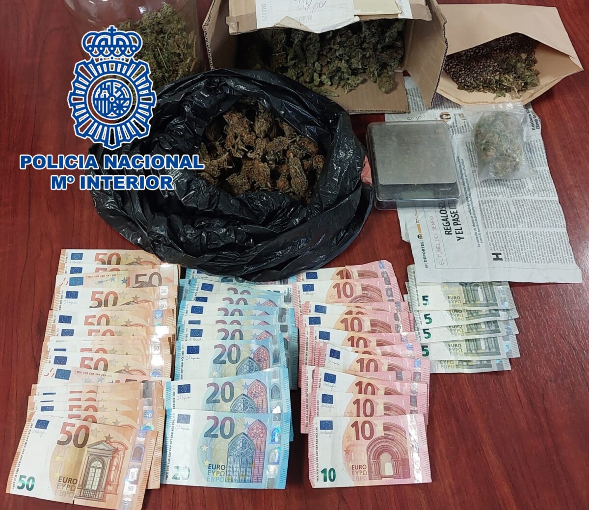 Dinero y droga intervenidos a los detenidos