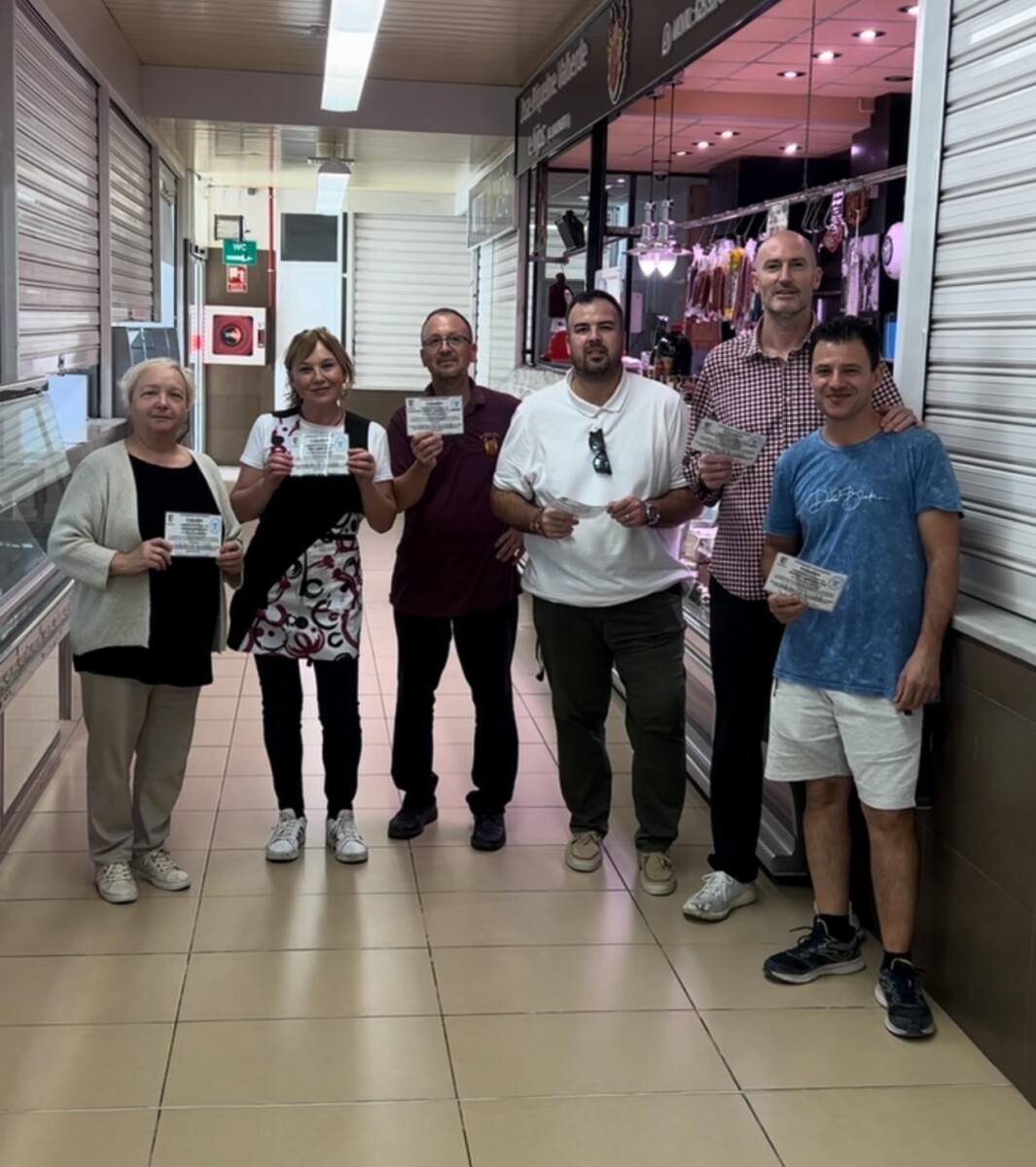 El concejal de Comercio entrega las tarjetas para el estacionamiento gratuito a los vendedores del Mercado Municipal de Paterna