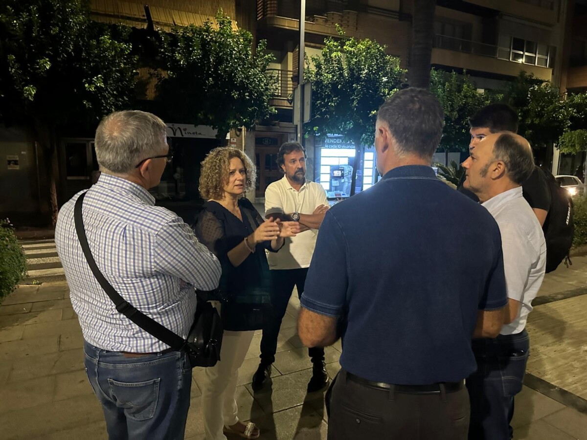 Amparo Folgado habla con vecinos de la avenida al Vedat