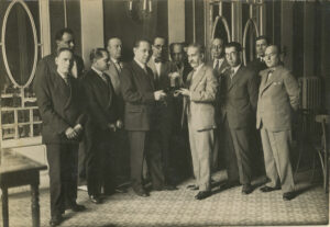 Ricardo Causarás i José Campos Crespo amb La mano de Sorolla, en companyia d’altres socis de la Casa de València a Barcelona. 1930