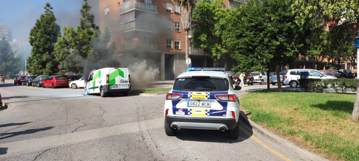 Incendio de una furgoneta en la Avenida del Cid